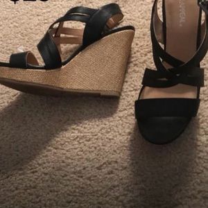Black wedges